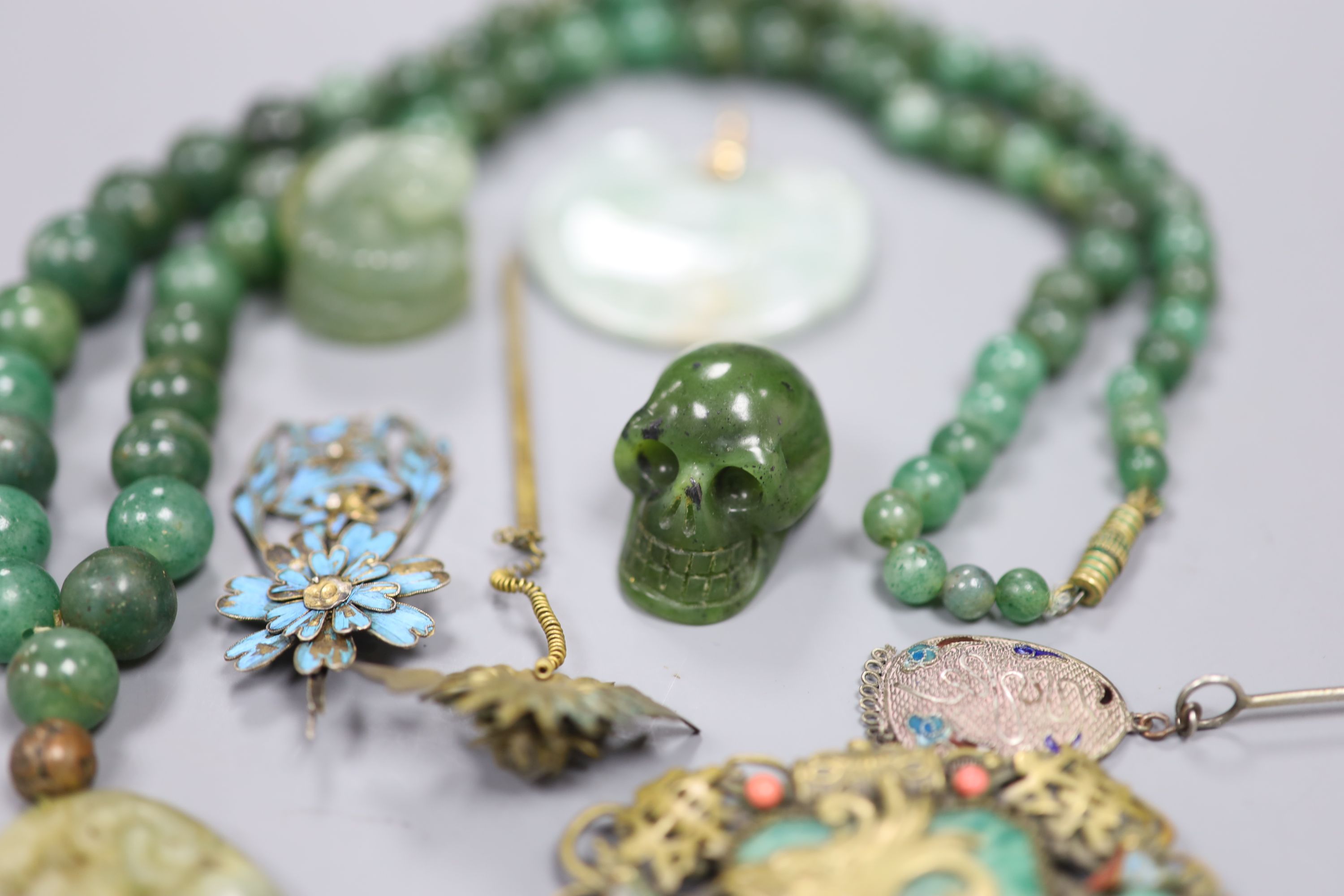 A Chinese jade necklace and jewellery